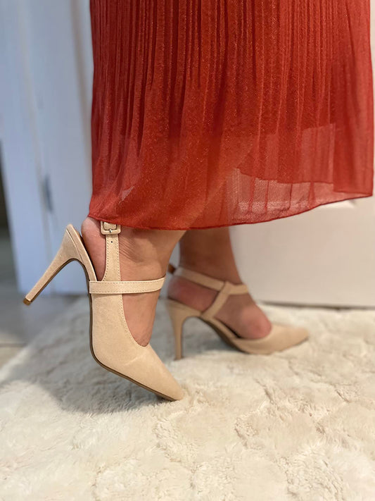 How to Walk in Heels Like a Pro with Confidence